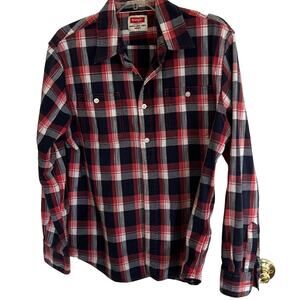 Wrangler men’s size L button down, long sleeve shirt, 2 pockets,